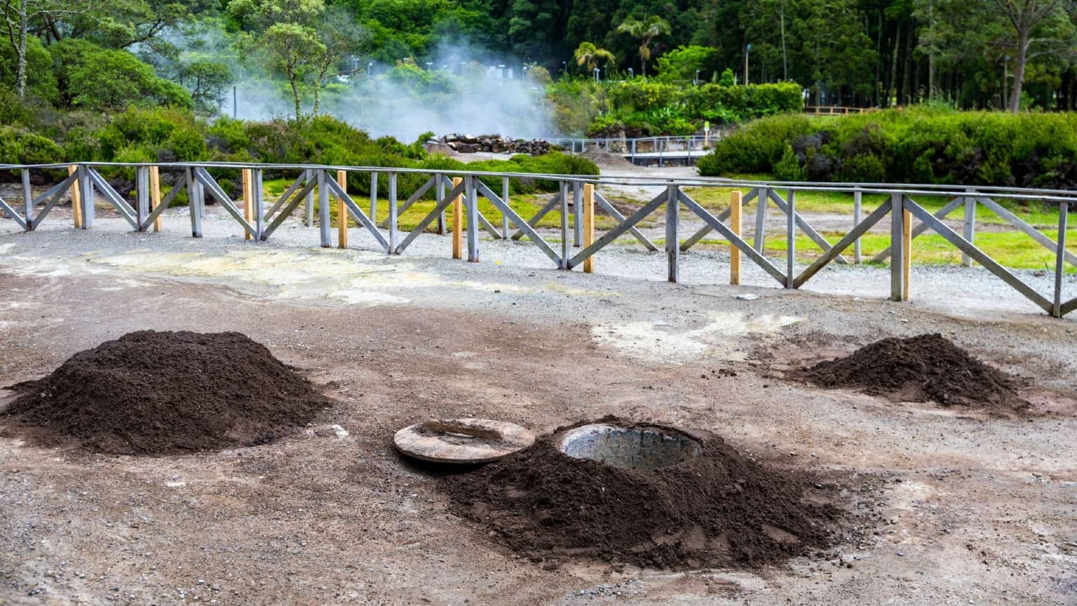 Fornos geotérmicos subterrâneos usados para preparar o Cozido das Furnas em São Miguel, Açores