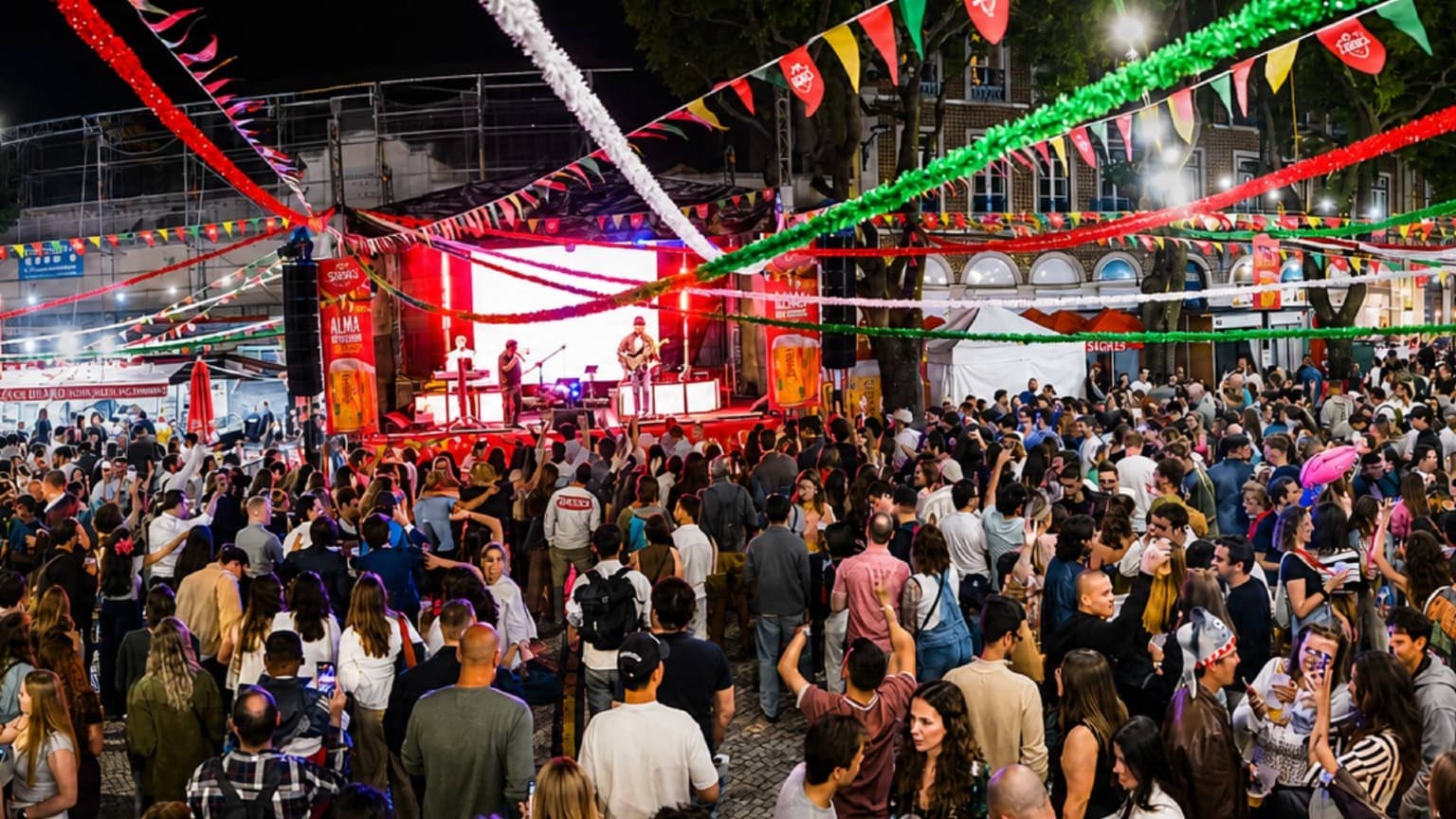 Multitud celebrando en el arraial de Santo António en São Vicente y Graça durante las fiestas de junio en Lisboa