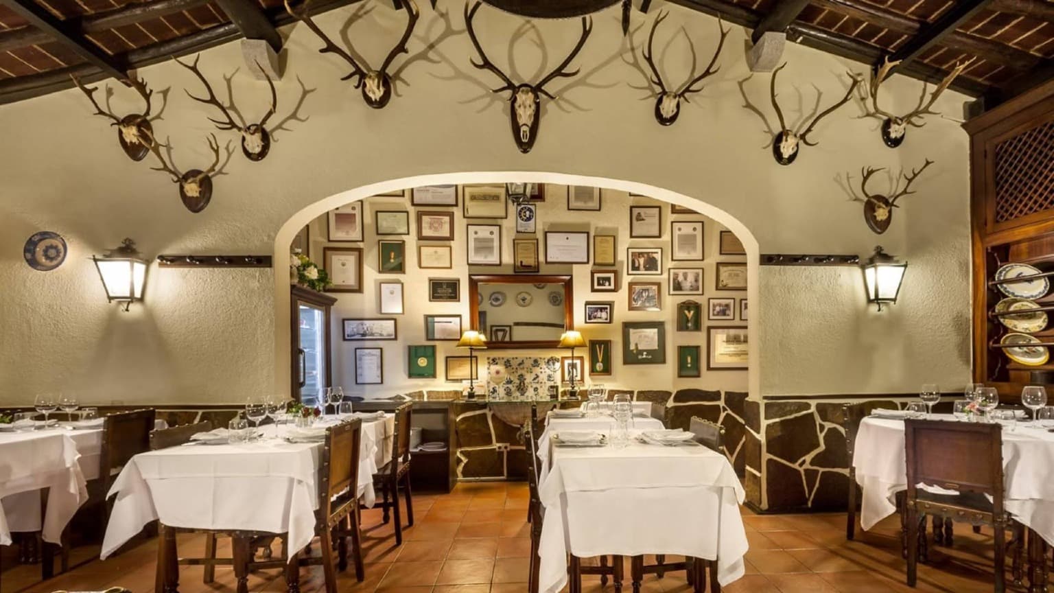 Sala de jantar tradicional no Restaurante Fialho, em Évora