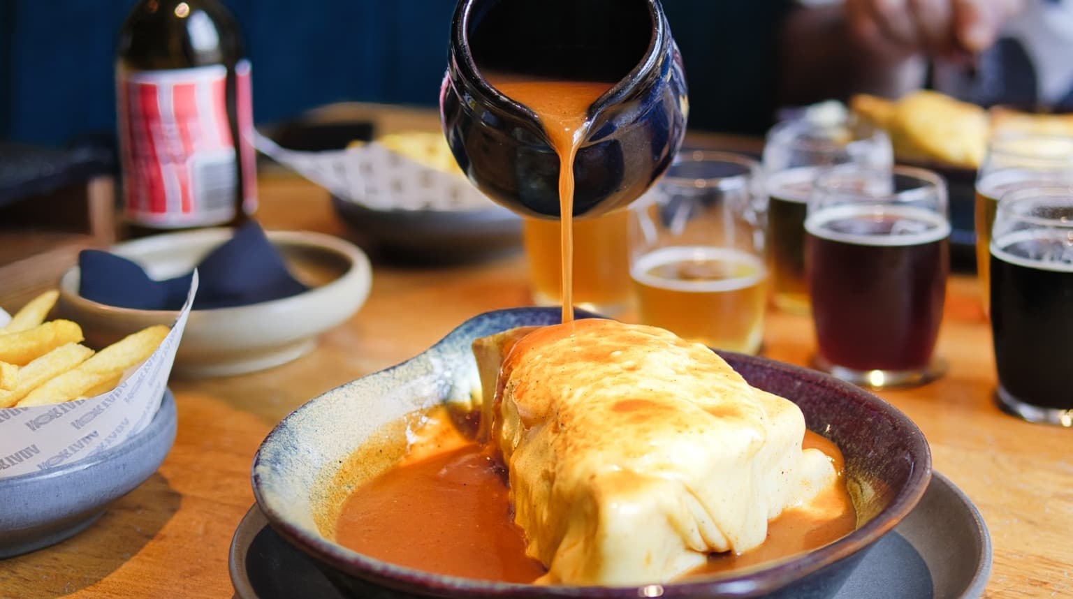 Receita Autêntica de Francesinha: Como Fazer a Sanduíche Mais Famosa do Porto