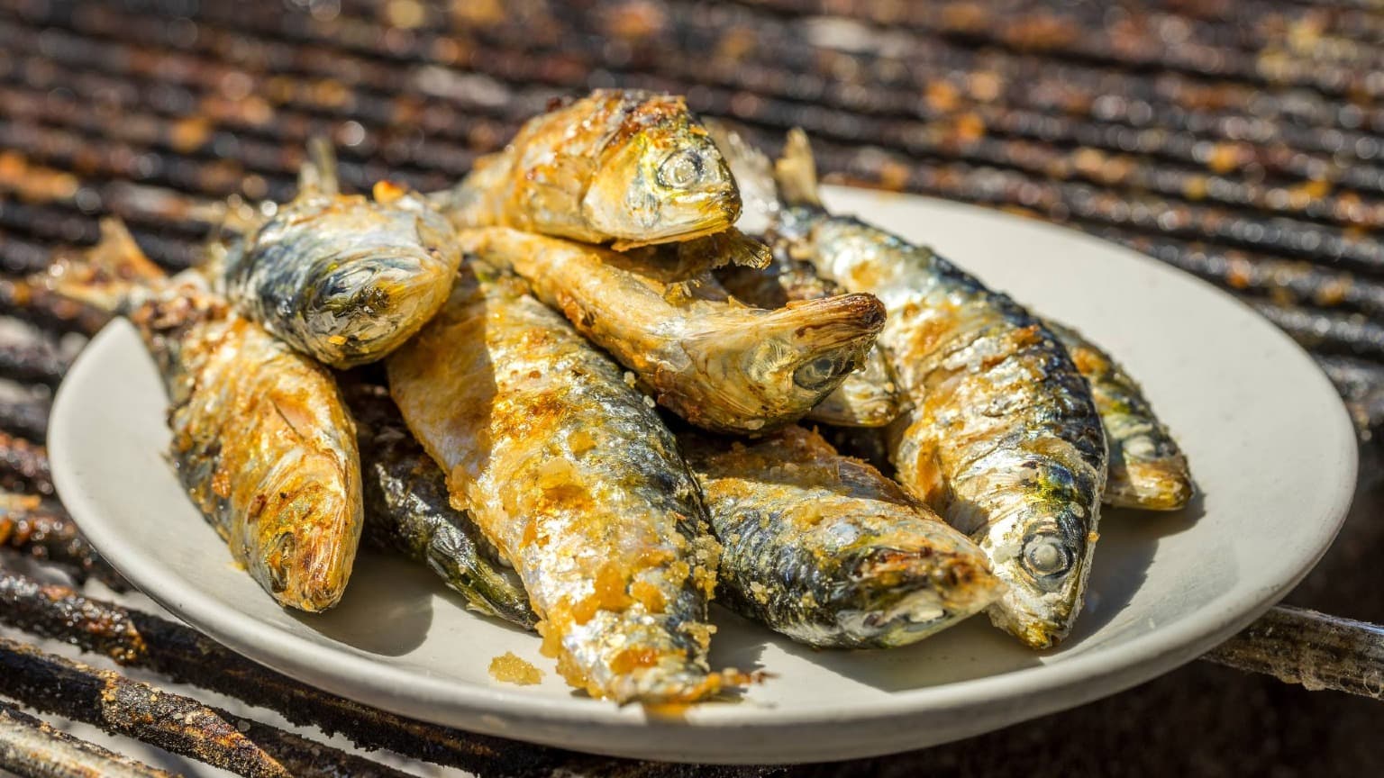 Sardinhas assadas tradicionais servidas durante o Festival de Santo António em Lisboa