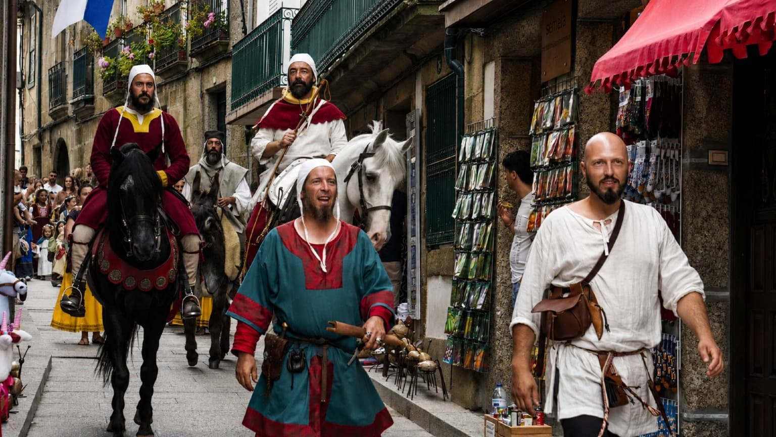 Reconstitution historique avec chevaux et participants médiévaux lors de la Festa Afonsina à Guimarães au Portugal
