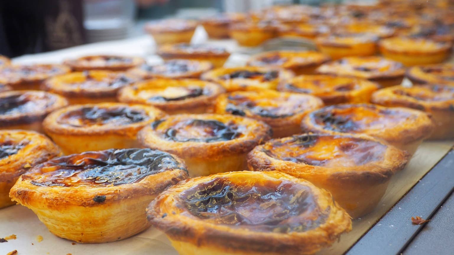 Pastéis de Nata recién horneados, las famosas tartaletas de crema de Portugal, con su característica capa superior caramelizada