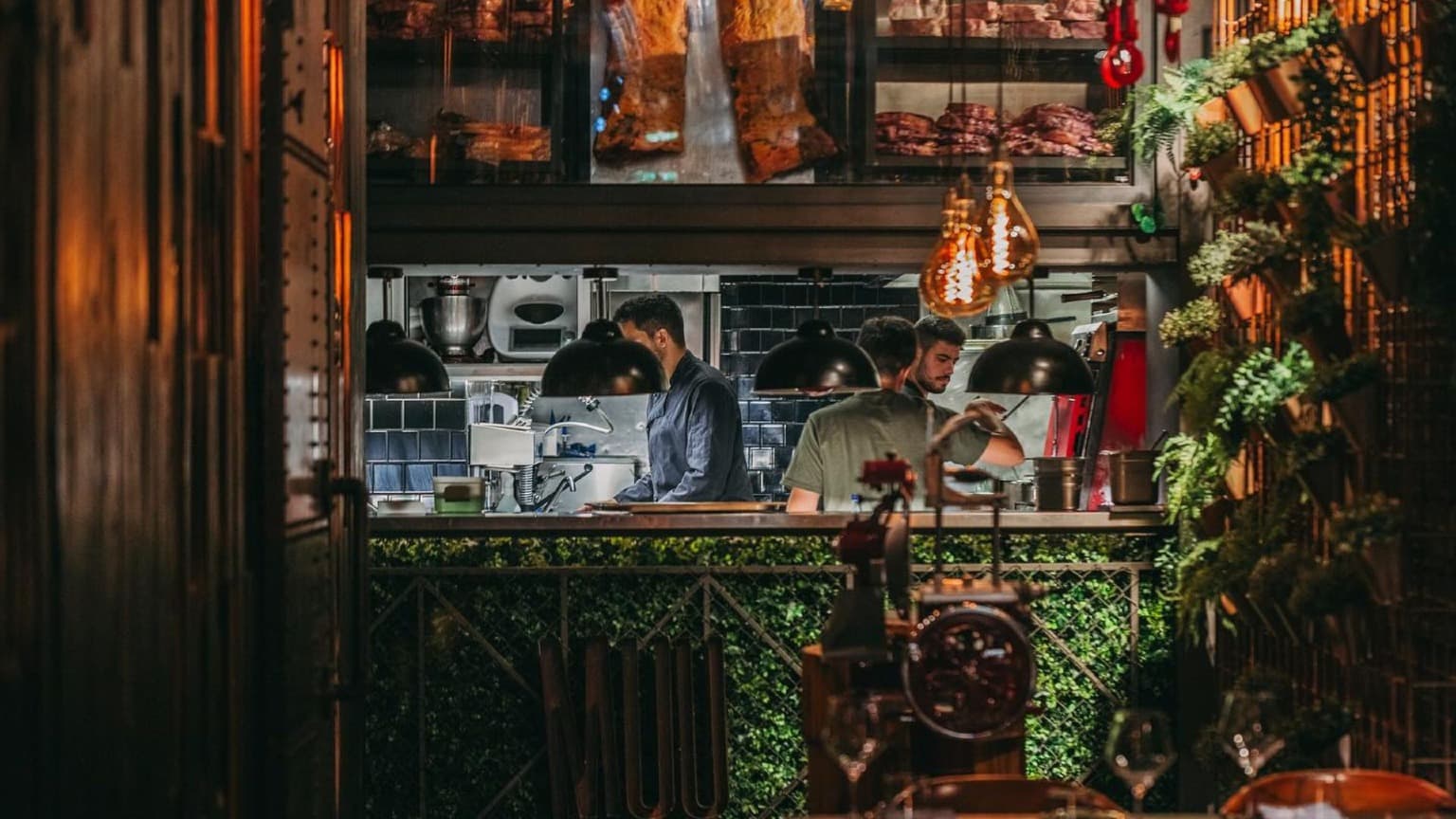 O Muu - Steakhouse, na Rua do Almada, oferece pratos de carne refinados num ambiente elegante e moderno. O seu espaço irmão, Tascö, serve cozinha mediterrânica e bebidas.