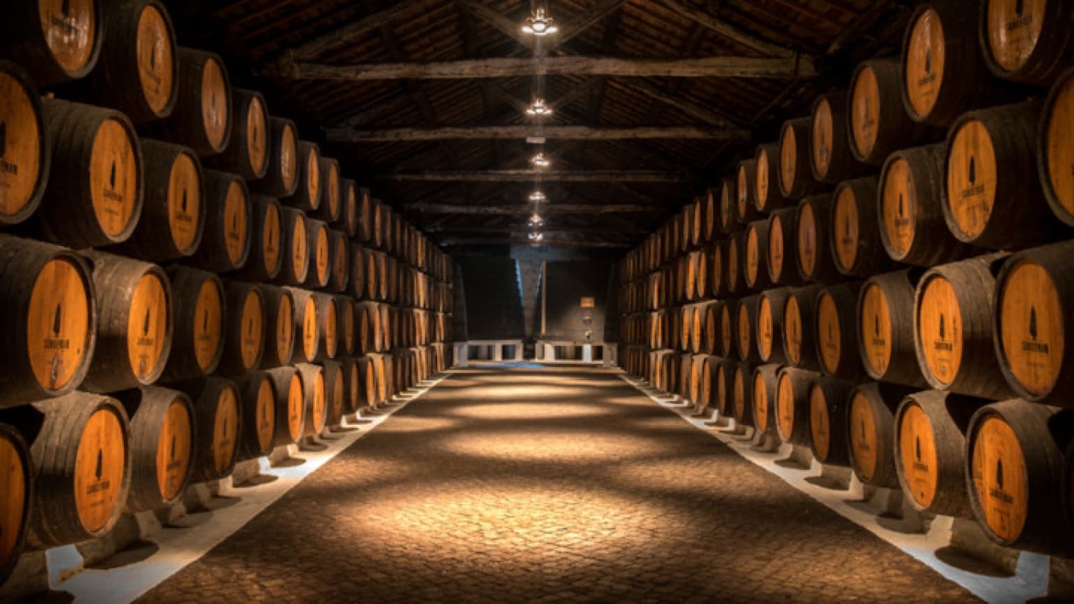 Imagen de la sala de barricas de las bodegas Sandeman (facebook)