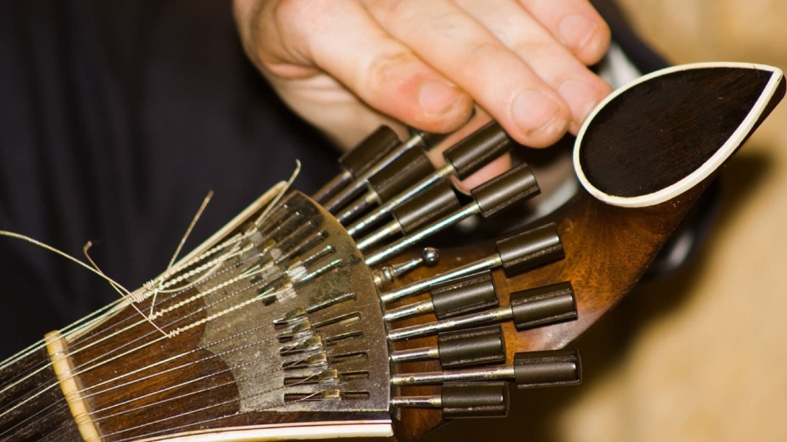 Gros plan sur une guitare portugaise de style Coimbra utilisée lors des représentations de fado à Coimbra