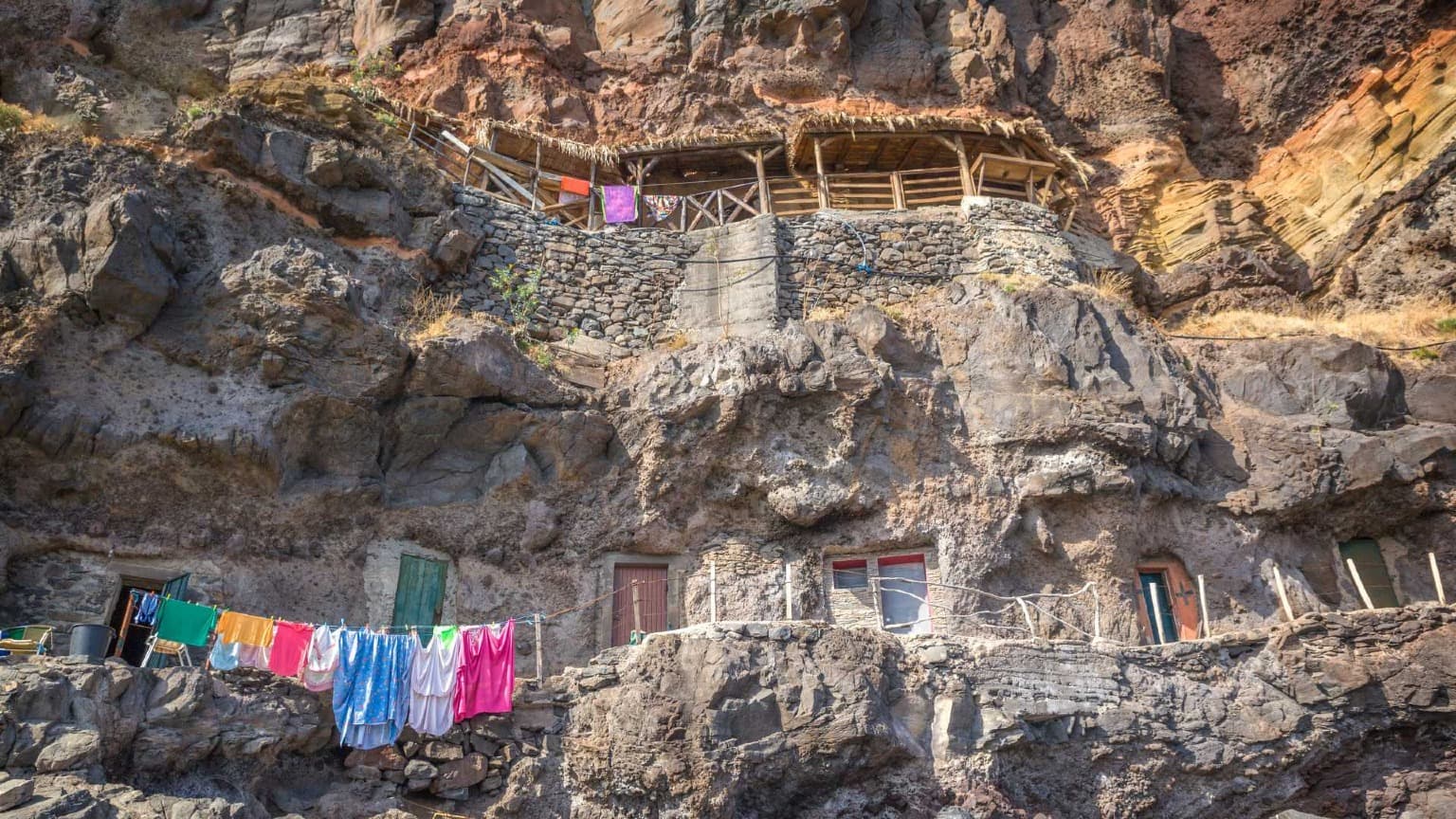 Maisons de pêcheurs à flanc de falaise creusées dans la roche à Calhau da Lapa, Madère
