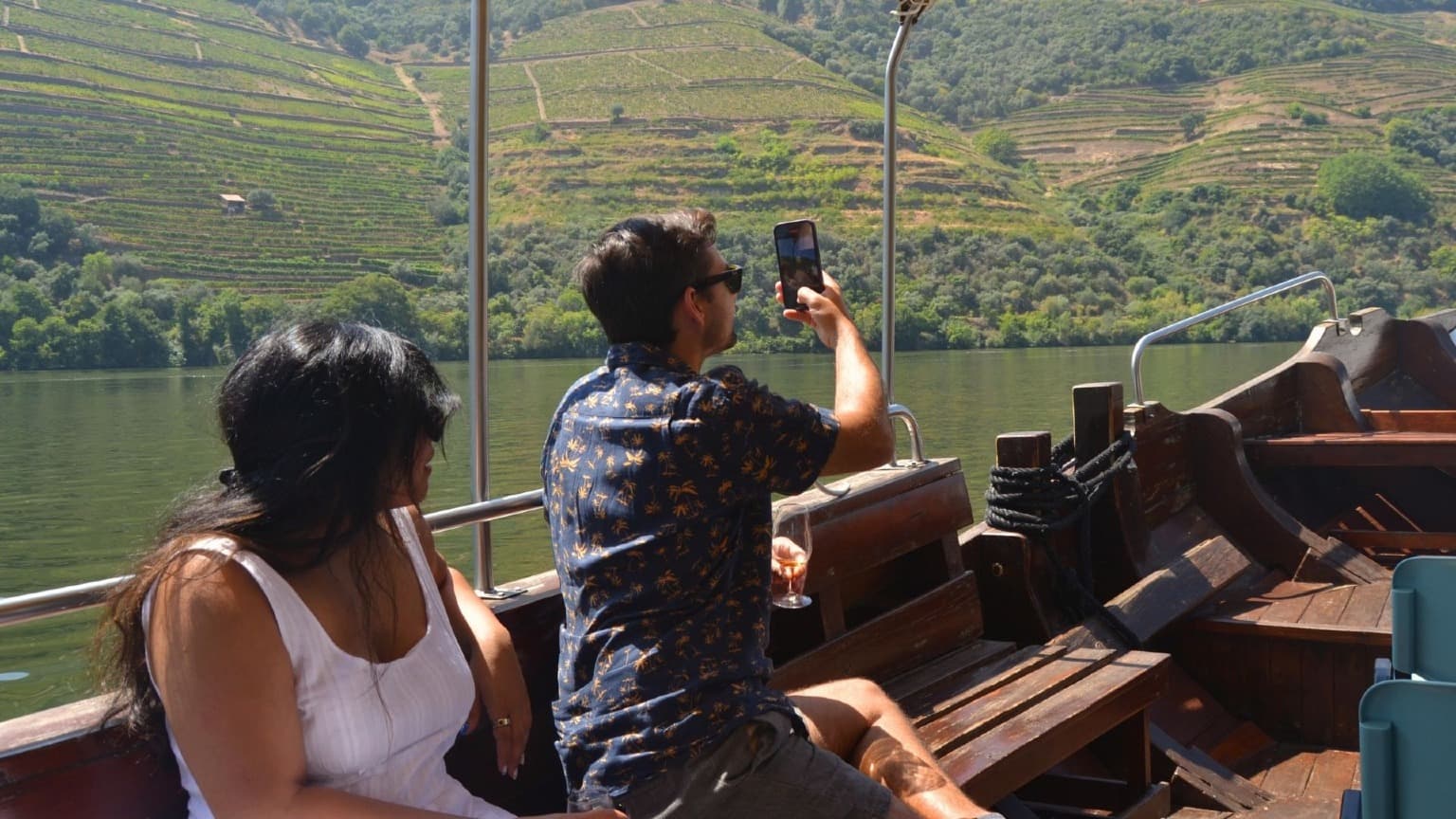 Imagem de um cruzeiro de barco no rio douro