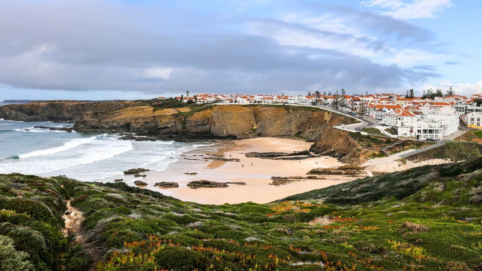 Le village de Zambujeira do Mar et ses falaises surplombant l'océan Atlantique sur la côte vicentine