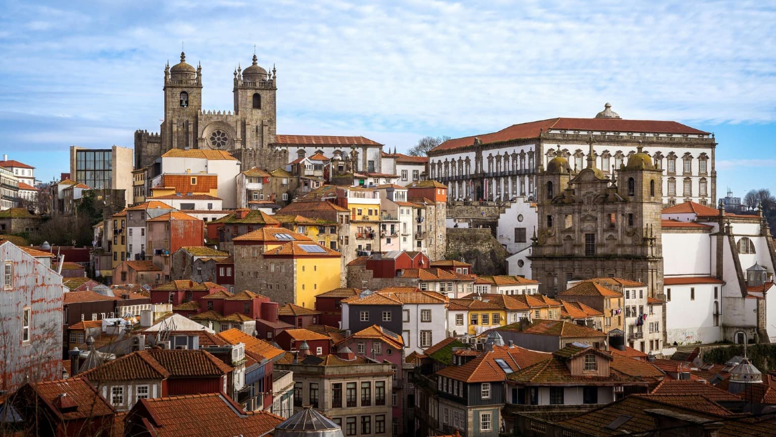 Imagen de la Catedral y el centro histórico de Oporto desde el Miradouro da Vitória