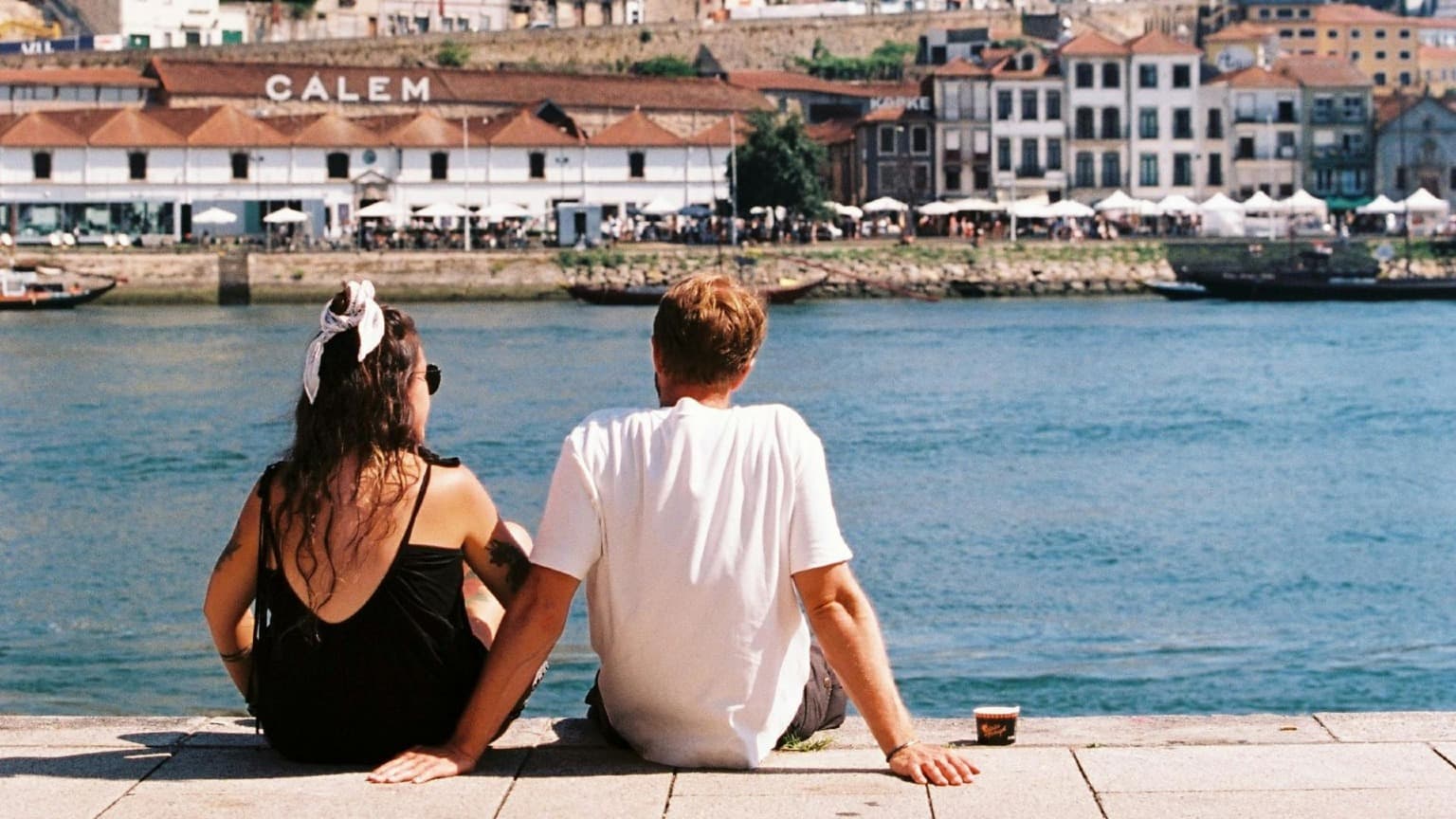 Image d'amoureux au bord de la rivière