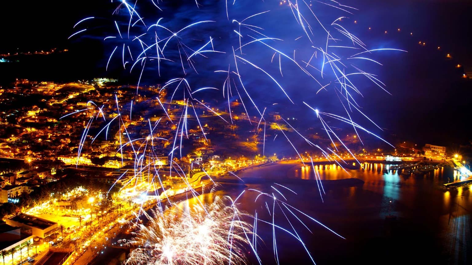 Feux d'artifice nocturnes au-dessus de la baie de Machico à Madère, dans le cadre des célébrations emblématiques du Nouvel An qui durent plusieurs jours sur l'île.