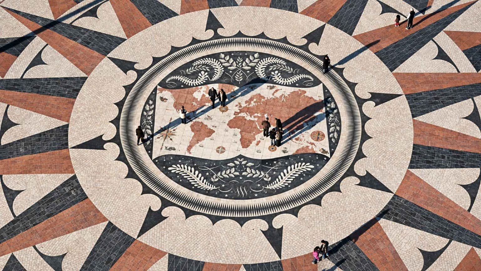 Rose des vents et carte du monde gravées dans le pavé à côté du Padrão dos Descobrimentos à Belém