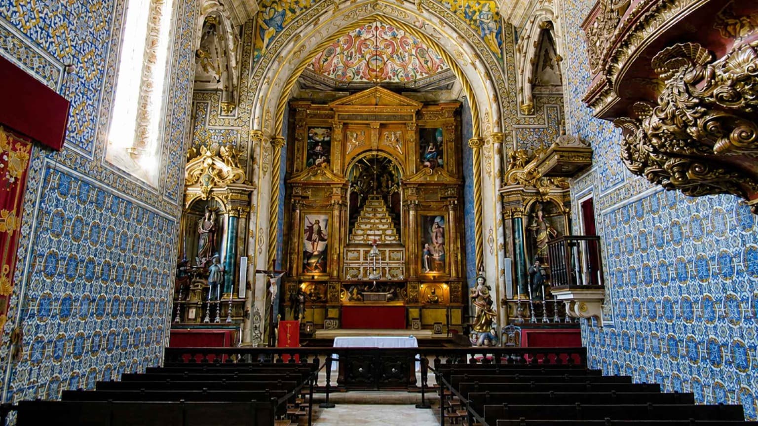 Interior da Capela de São Miguel na Universidade de Coimbra