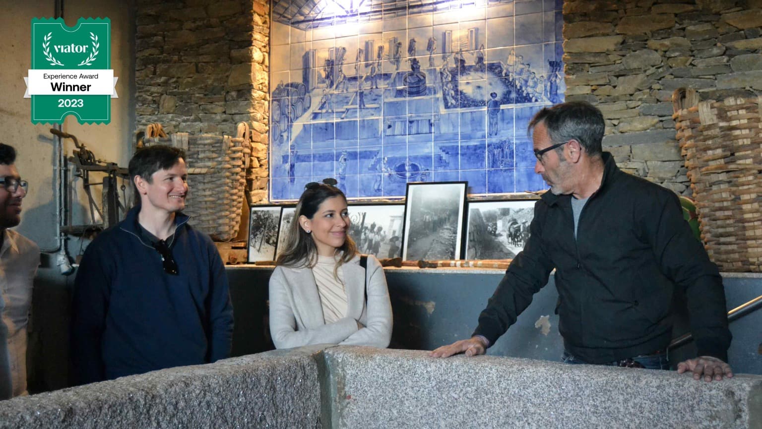 Experiência de degustação de vinhos guiada numa adega tradicional do Vale do Douro durante uma excursão em grupo reduzido a partir do Porto