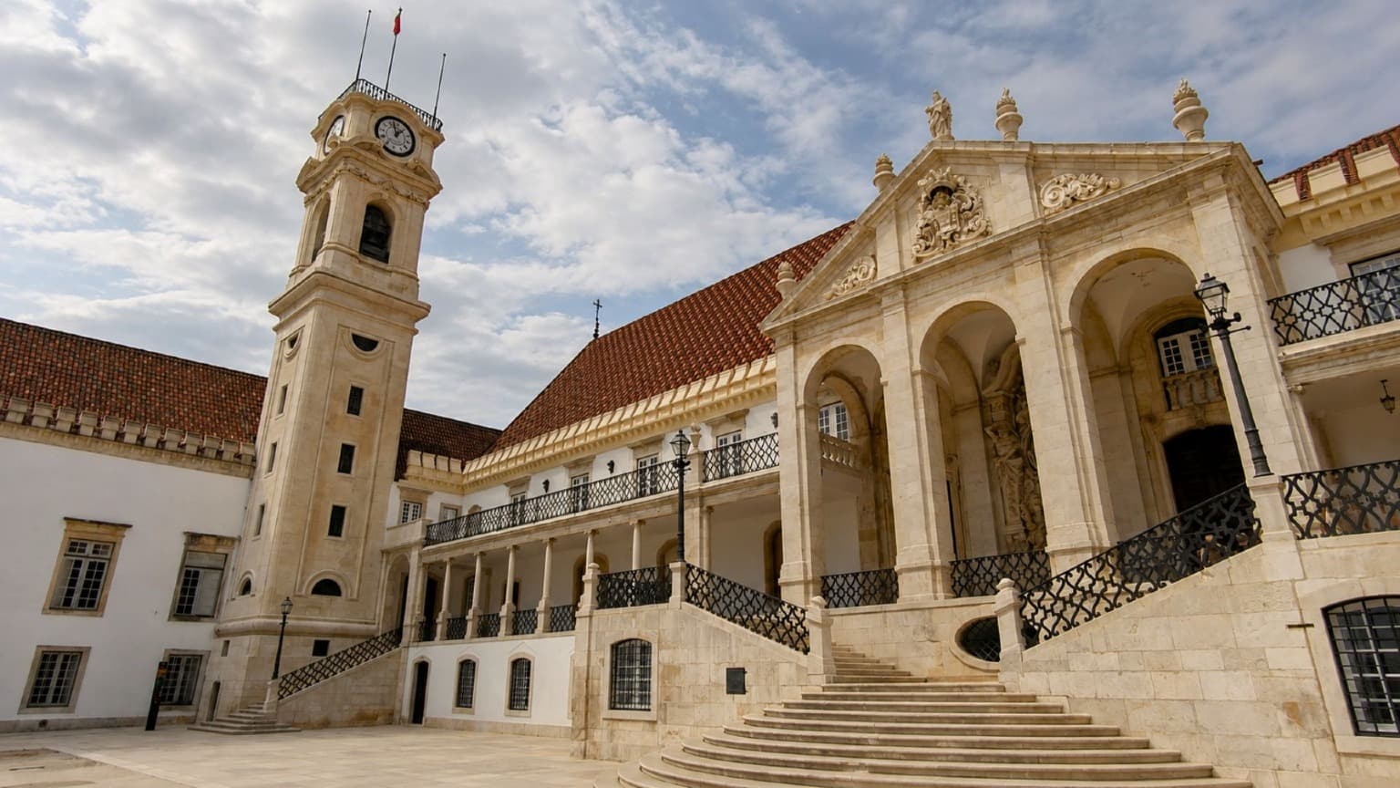 Edifícios históricos da Universidade de Coimbra no Paço das Escolas