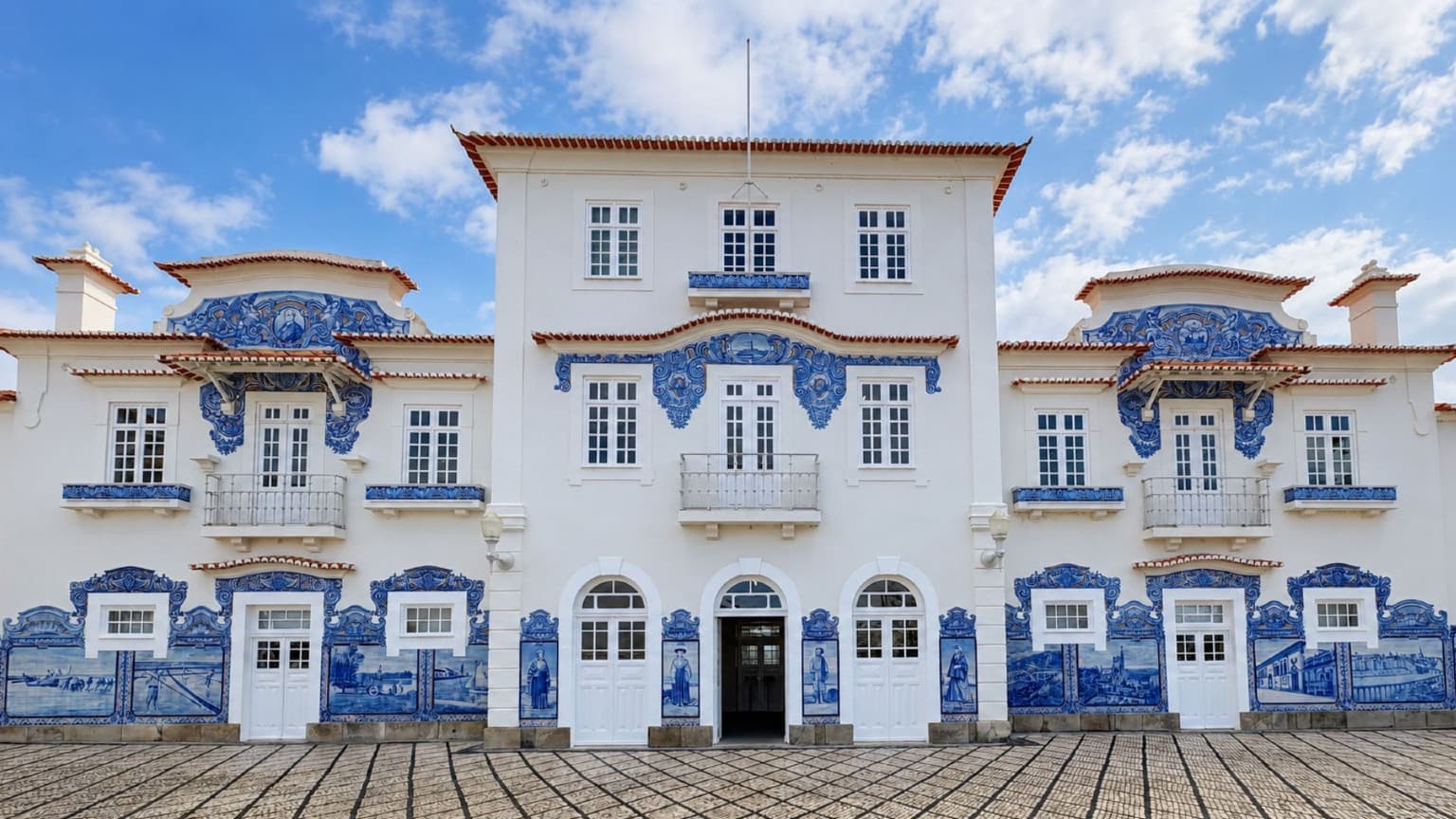 Fachada de la histórica estación de tren de Aveiro, decorada con paneles de azulejos portugueses azules y blancos