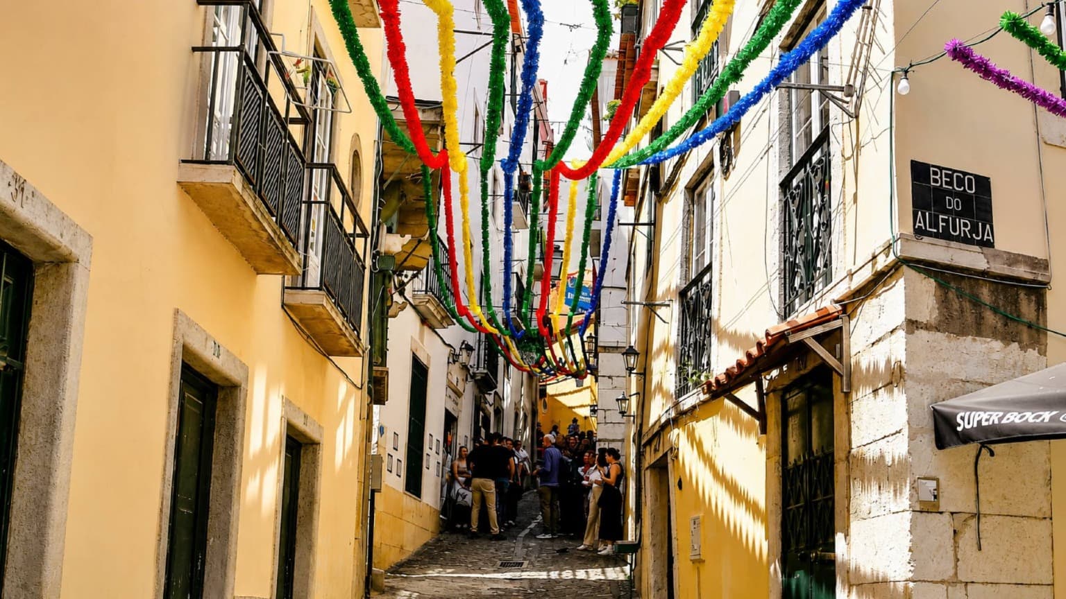 Decorações tradicionais de Santo António a enfeitar uma rua estreita em Alfama durante as festas de junho em Lisboa