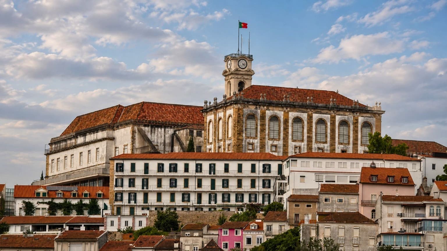 Universidade de Coimbra sobre a histórica zona da Alta