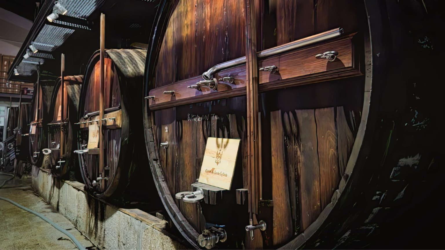 Fûts en bois traditionnels utilisés pour le vieillissement du vin de Porto dans une cave de la vallée du Douro