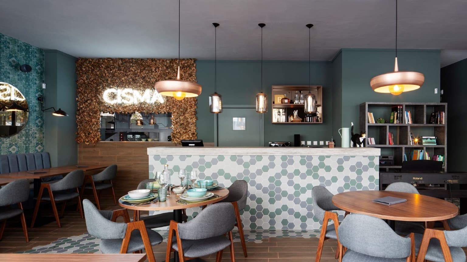 O Cisma, em Matosinhos, oferece comida, bebidas e cultura refinadas, com pequeno-almoço, almoço e jantar num ambiente acolhedor.