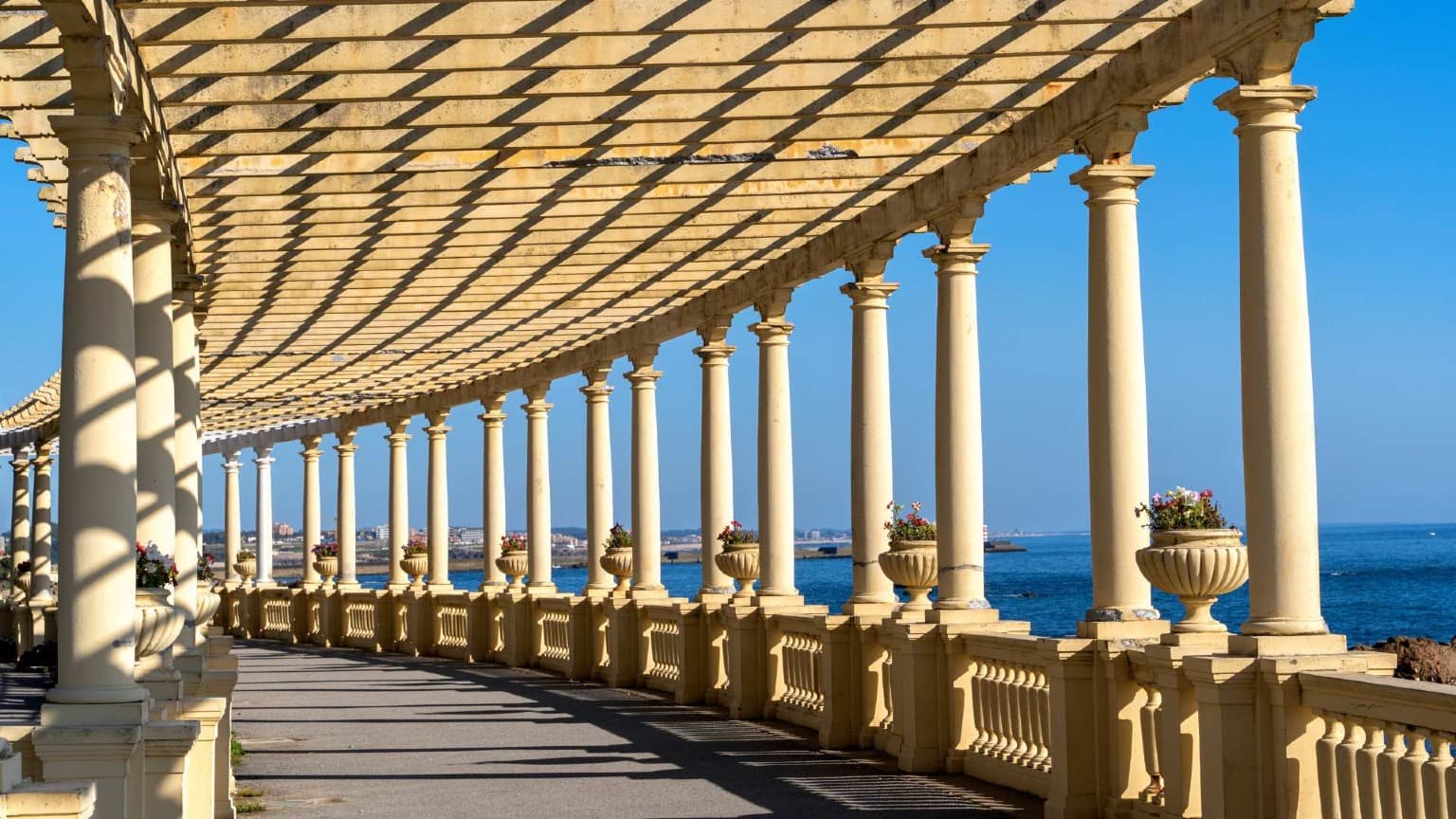La promenade maritime Pergola da Foz à Porto surplombant l'océan Atlantique.