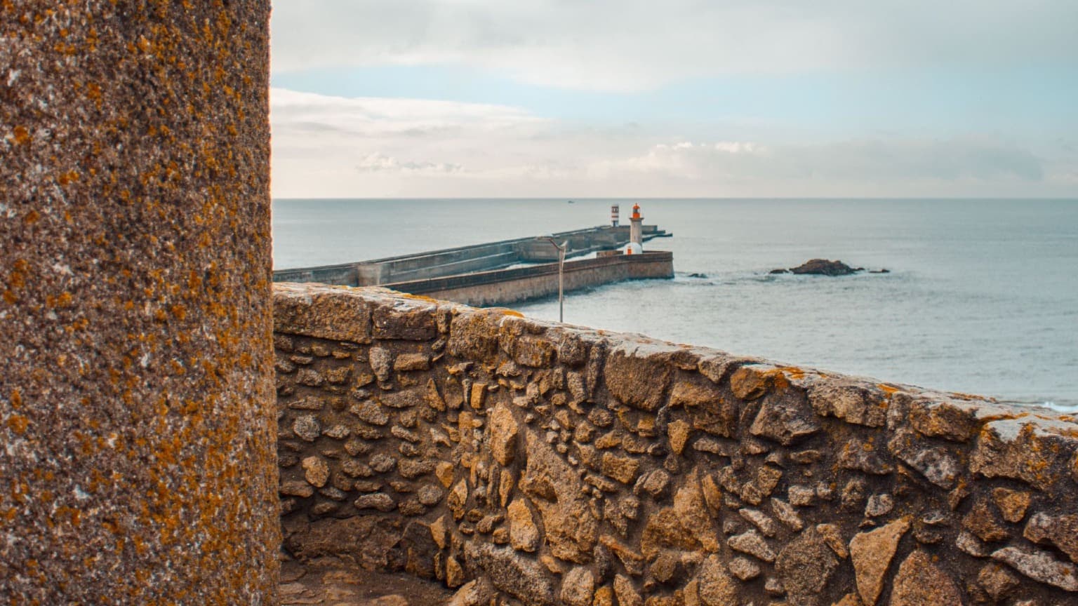 Vista do oceano Atlântico a partir de uma fortificação junto à foz do Douro