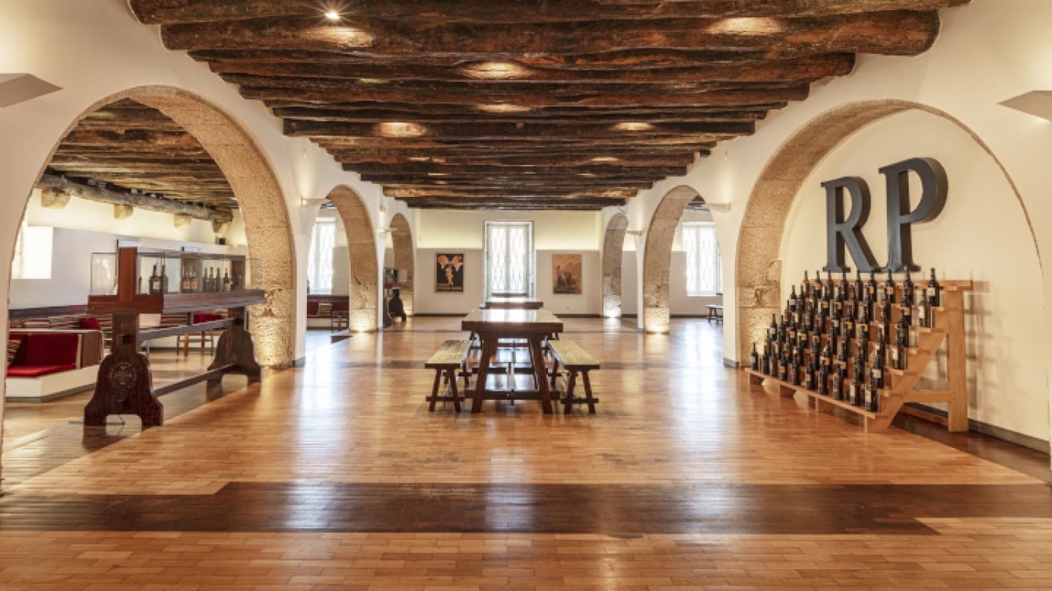 Imagem da imponente sala de provas da Ramos Pinto’s (Facebook)