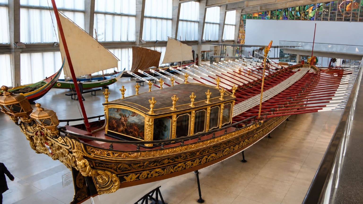 Bateau de cérémonie historique exposé à l’intérieur du Musée maritime de Belém, à Lisbonne