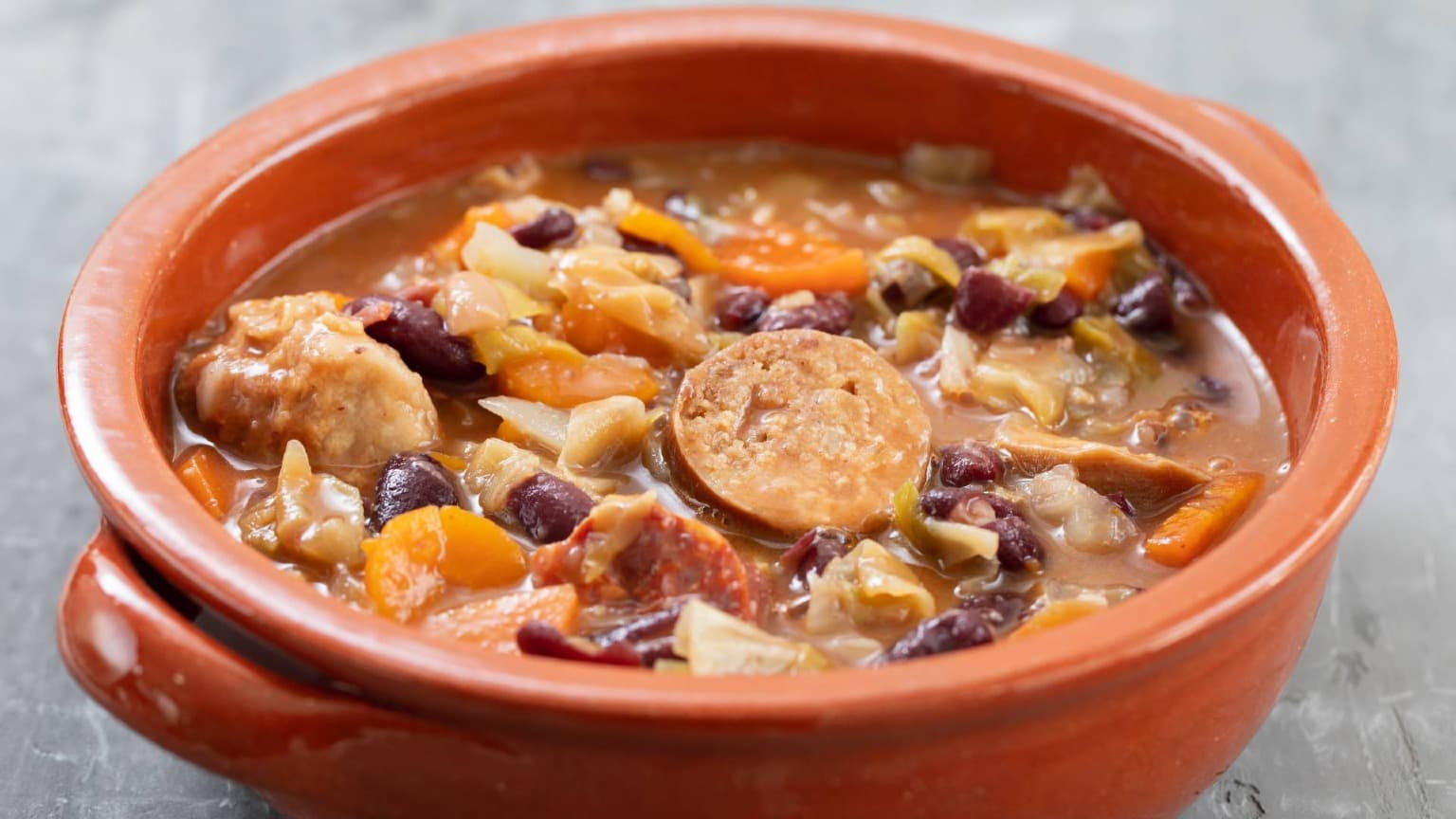 Tradicional Cozido à Portuguesa preparado com diferentes carnes, enchidos, legumes e feijão