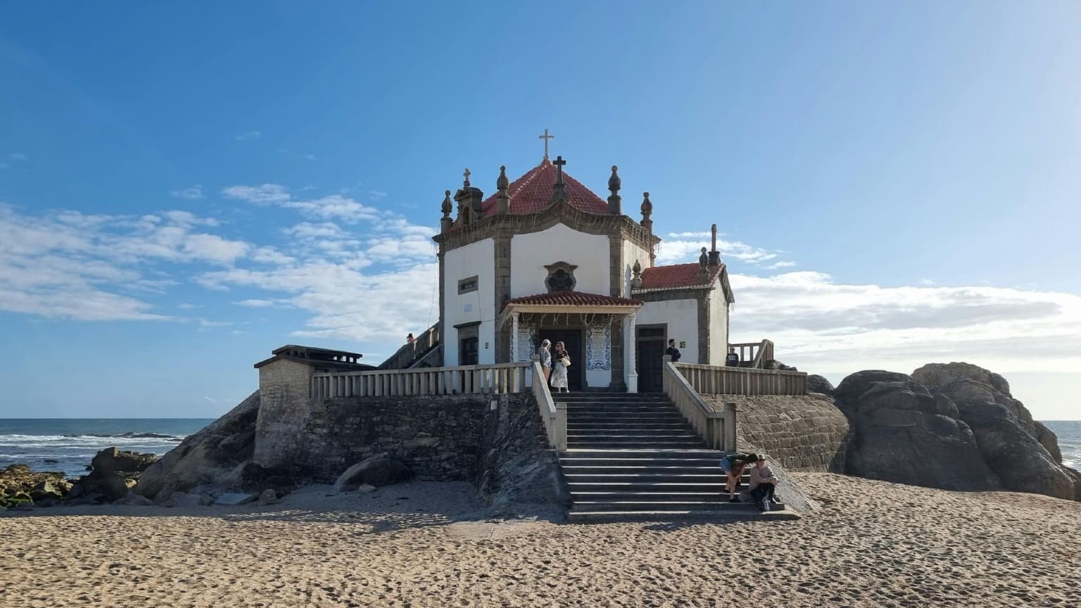 Imagen de la Capilla del Senhor da Pedra en la Playa de Miramar