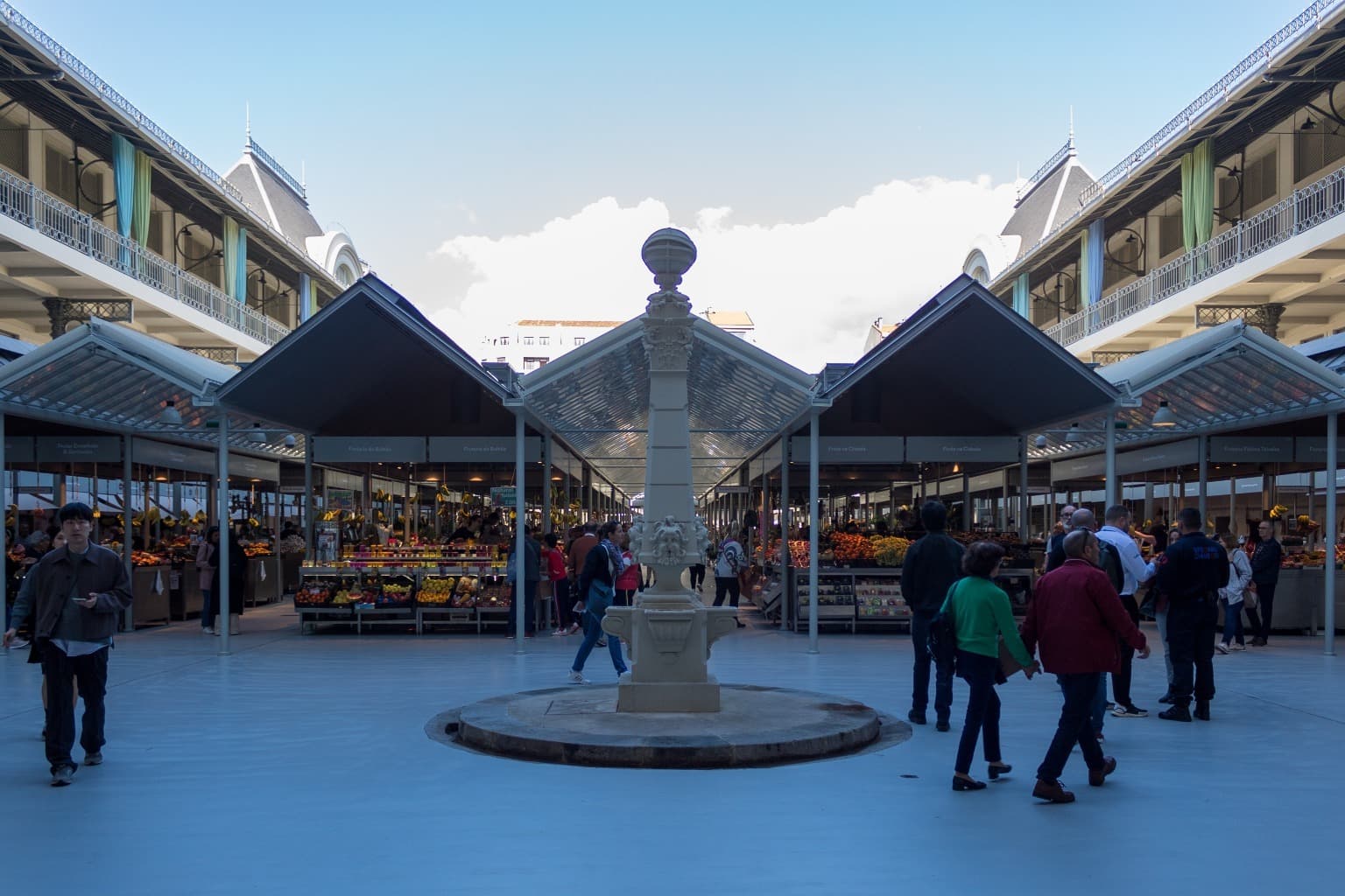 The entrance of Bolhão's Historic Market, by Rua Formosa