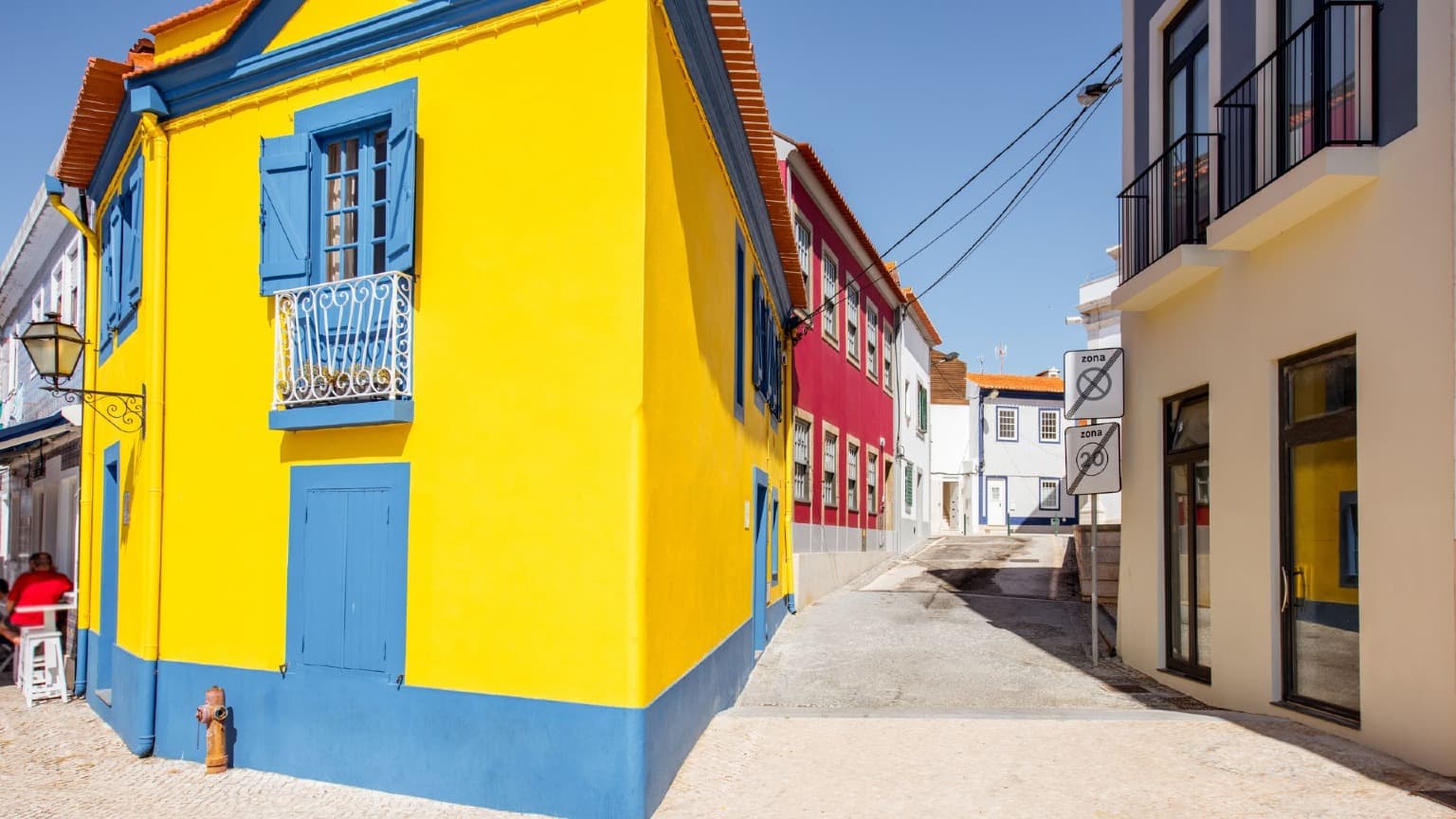 Casa tradicional de colores vivos, amarilla y azul, en el barrio de Beira-Mar de Aveiro