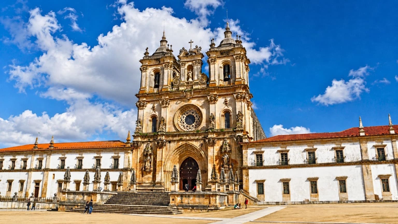 Façade du Monastère d'Alcobaça au Portugal