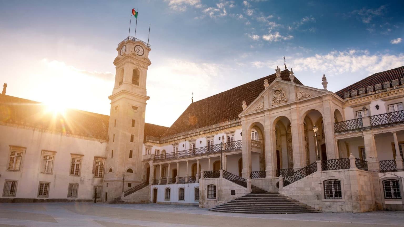 Pôr do sol no pátio da Universidade de Coimbra, Património Mundial da UNESCO, em Portugal Central.