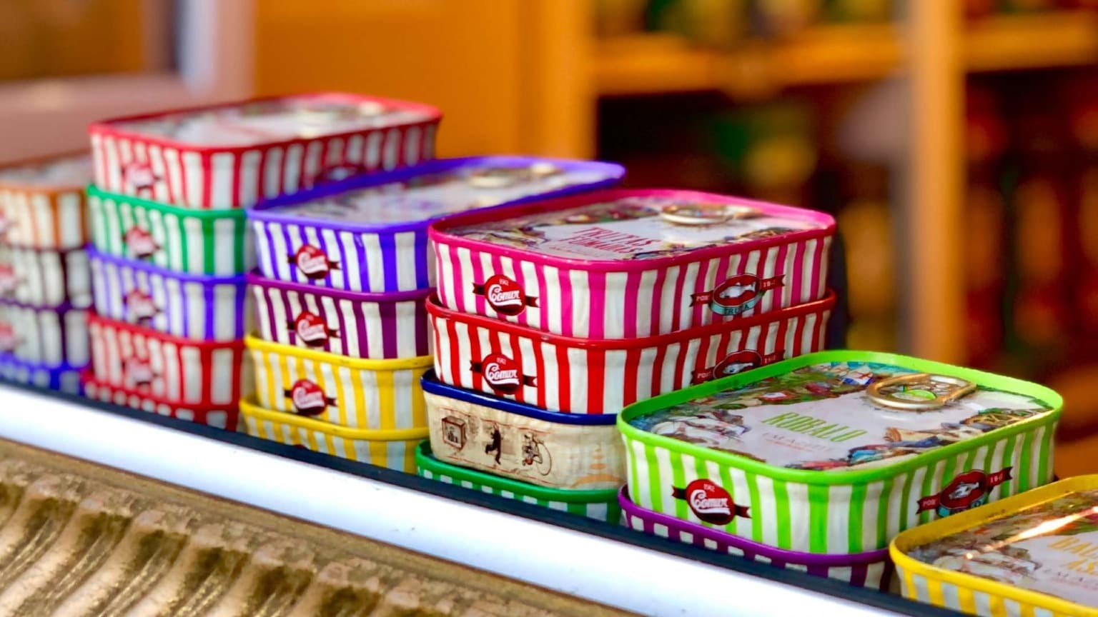 Latas de colores de conservas de pescado y sardinas portuguesas que representan la cultura tradicional de las conservas de Portugal