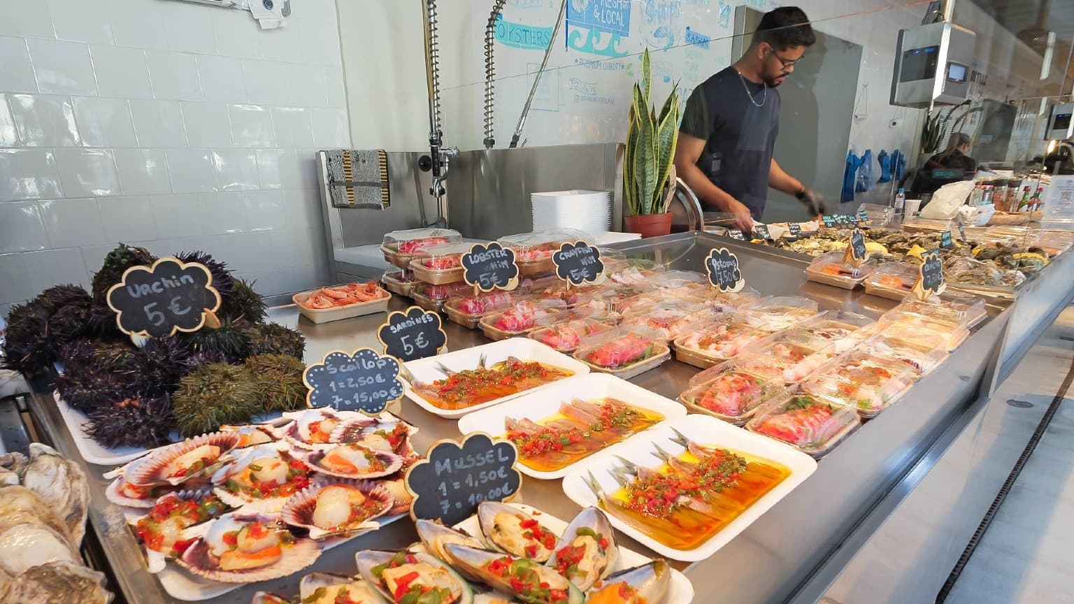 Marisco fresco, pratos preparados e especialidades regionais no Mercado do Bolhão, no Porto