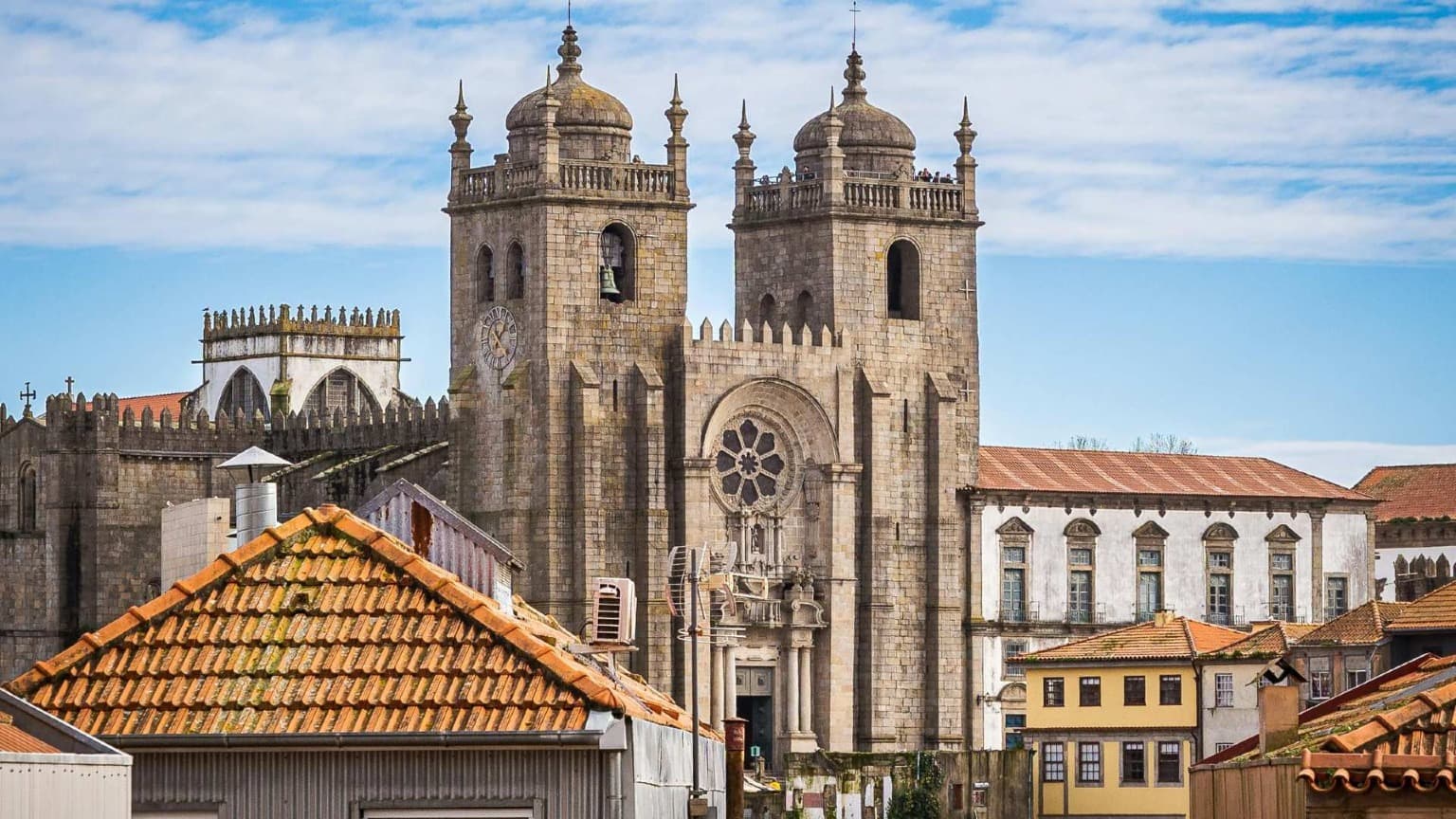 La cathédrale Sé de Porto avec ses tours romanes surplombant le centre historique de la ville.