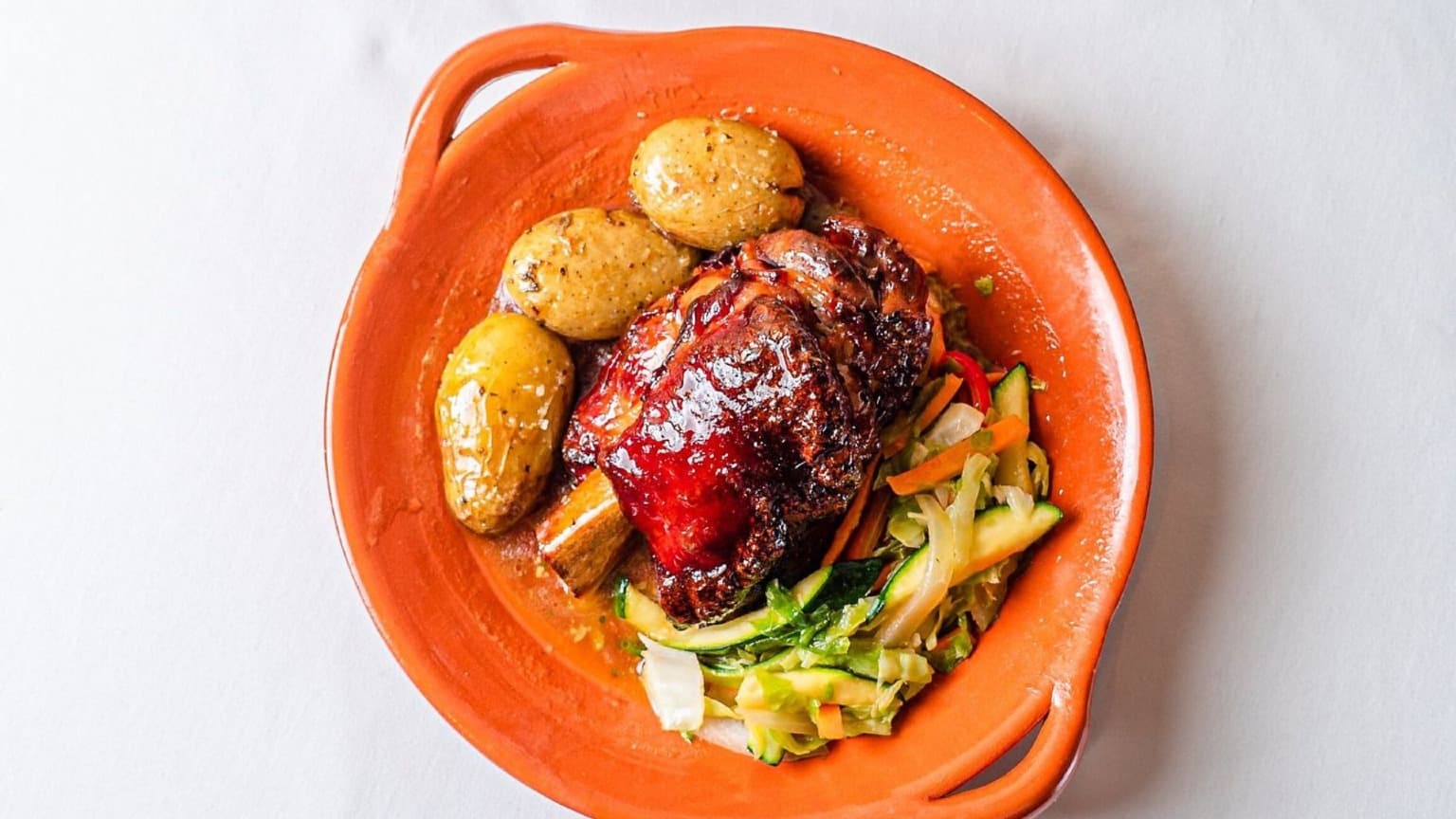 Zé Bota - Uma fusão de cozinha mediterrânica e portuguesa, com bacalhau assado, pernil de porco e sobremesas.