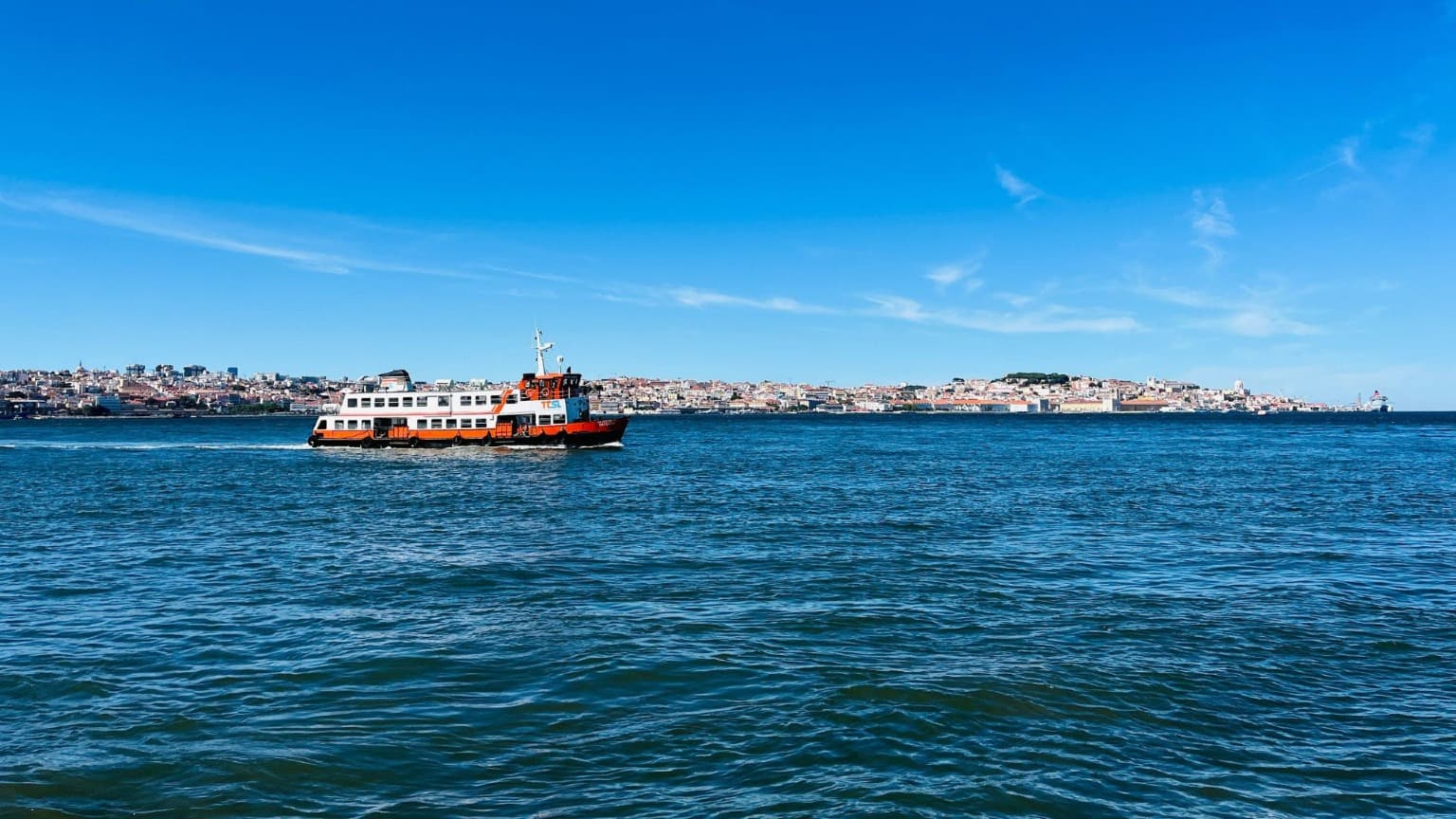 Ferry de passageiros a atravessar o rio Tejo entre Lisboa e a margem sul