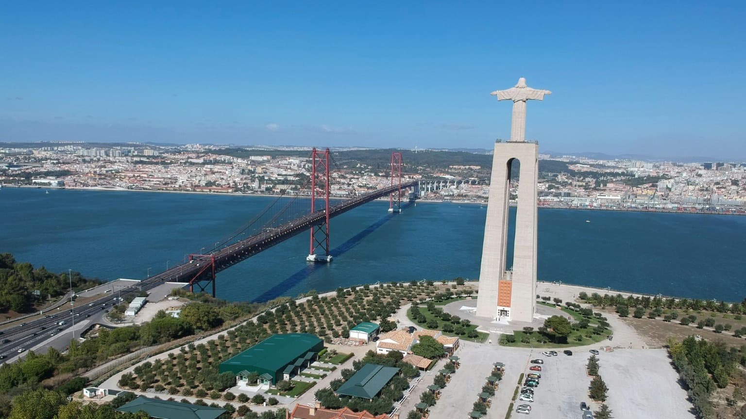 Vista aérea do Santuário do Cristo Rei, em Almada, com vista para o rio Tejo e para a Ponte 25 de Abril