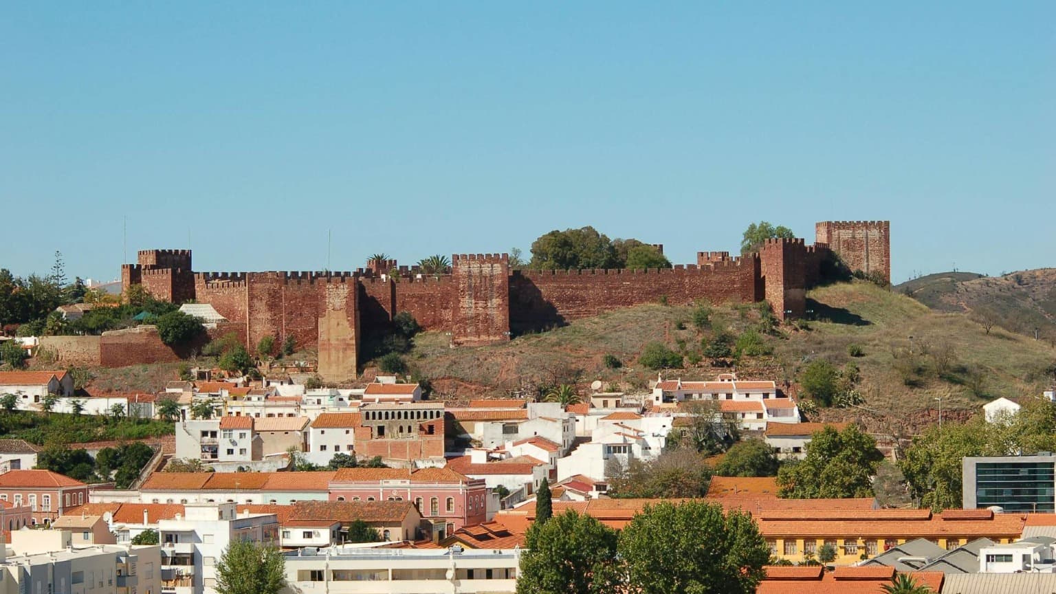 Castelo de Silves, uma fortaleza de arenito vermelho que exibe a herança mourisca do Algarve.