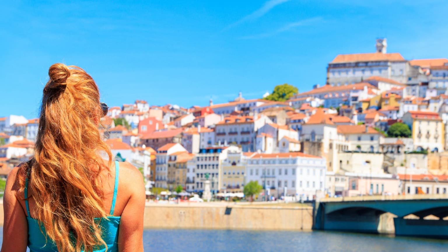 Voyageur admirant Coimbra lors d'une Excursion Privée à Aveiro et Coimbra