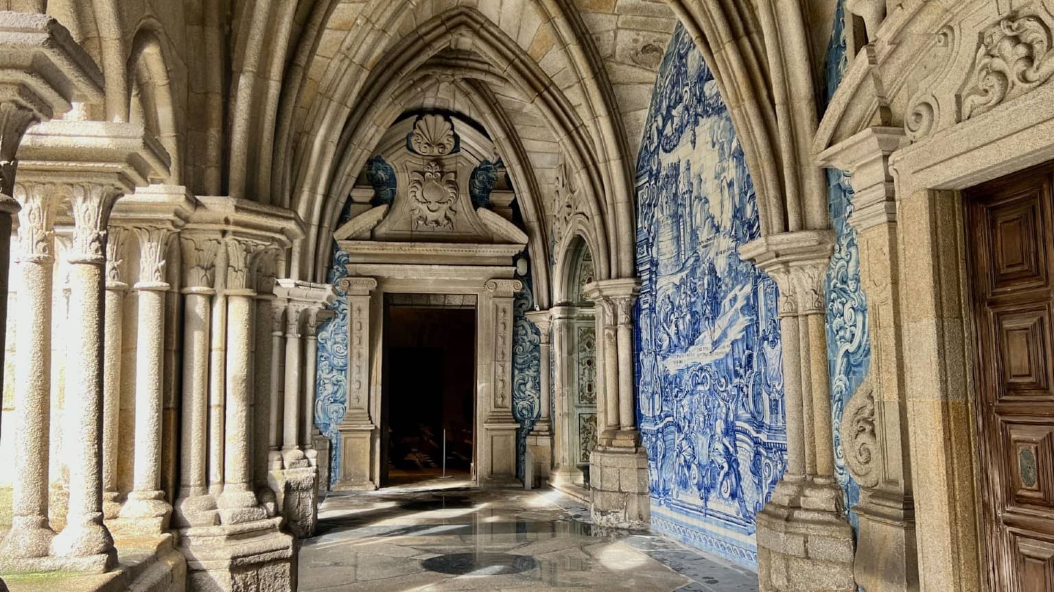 Gothic cloister of Porto Cathedral decorated with Baroque azulejos by Valentim de Almeida