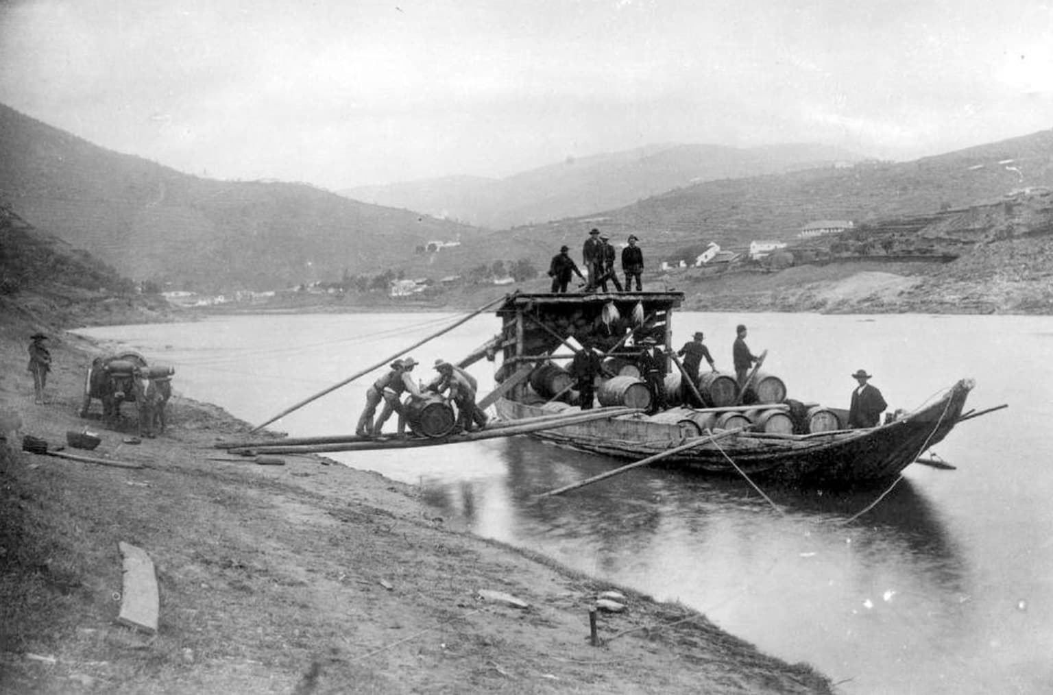 Embarque de pipas de Vinho do Porto no Pinhão antes de seguir viagem para Vila Nova de Gaia.