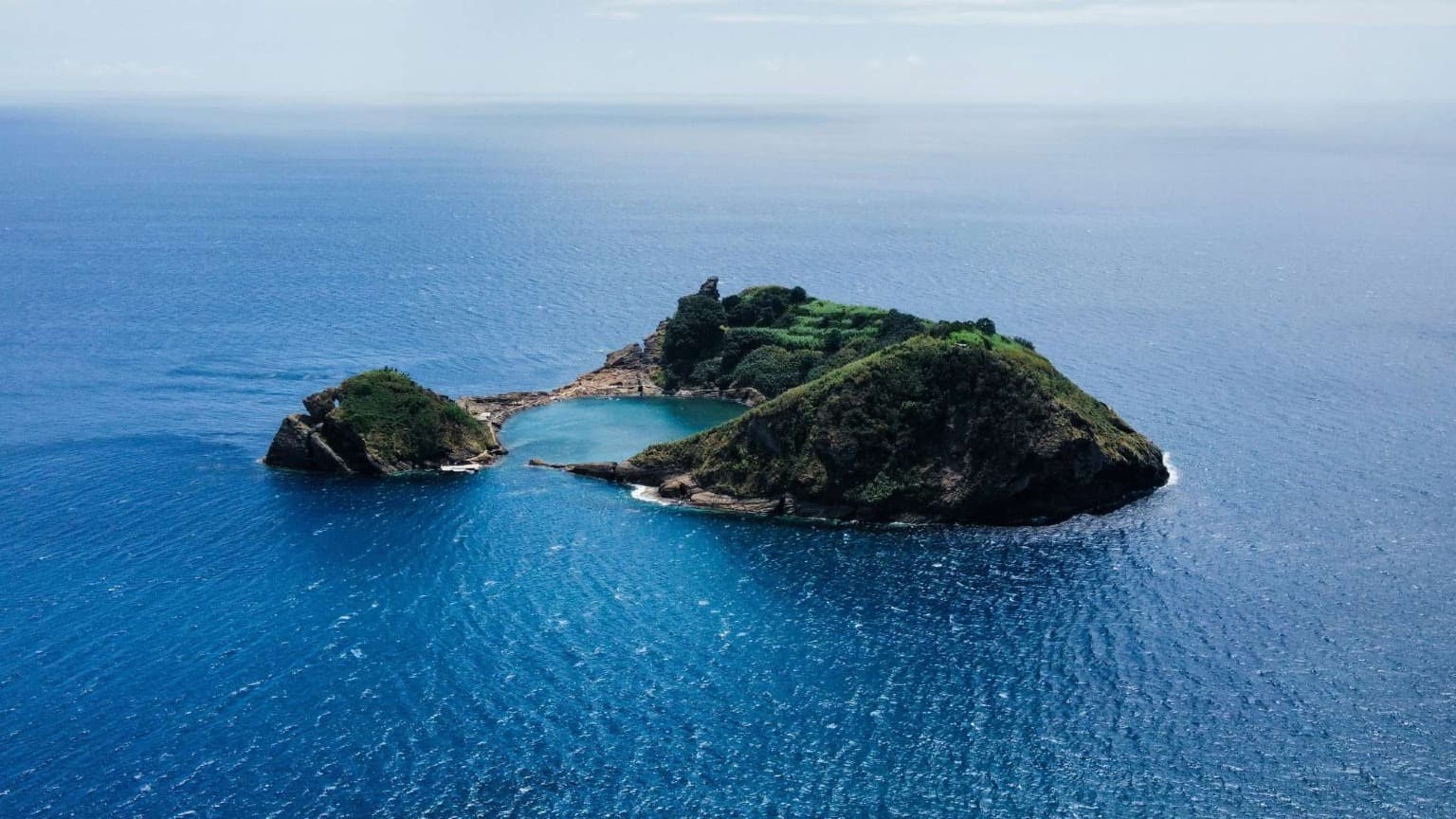 Vista aérea da reserva natural circular Ilhéu de Vila Franca do Campo, ao largo da Ilha de São Miguel, nos Açores