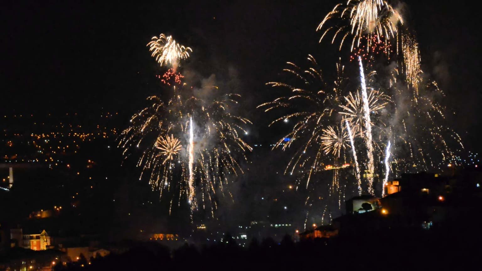 Espetáculo de fogo de artifício panorâmico sobre o Porto e o rio Douro durante as Festas de São João, na noite de 23 de junho