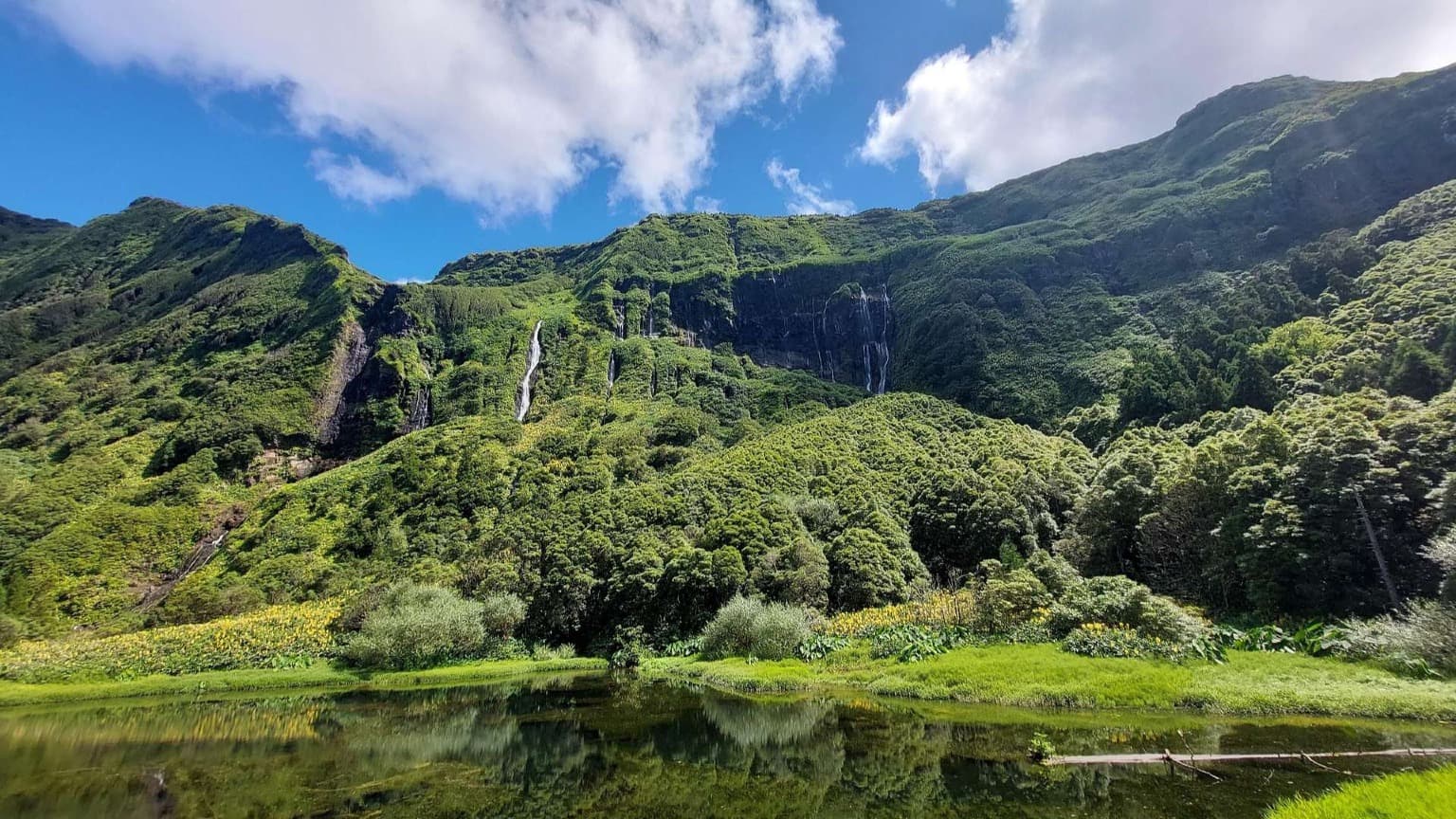 Cascatas a descer penhascos verdejantes na Ilha das Flores, nos Açores