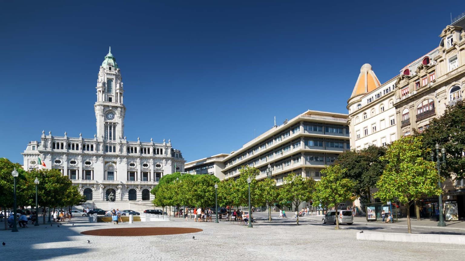 Avenida dos Aliados en Oporto en un día despejado, escenario central de las luces navideñas y los conciertos durante las fiestas.