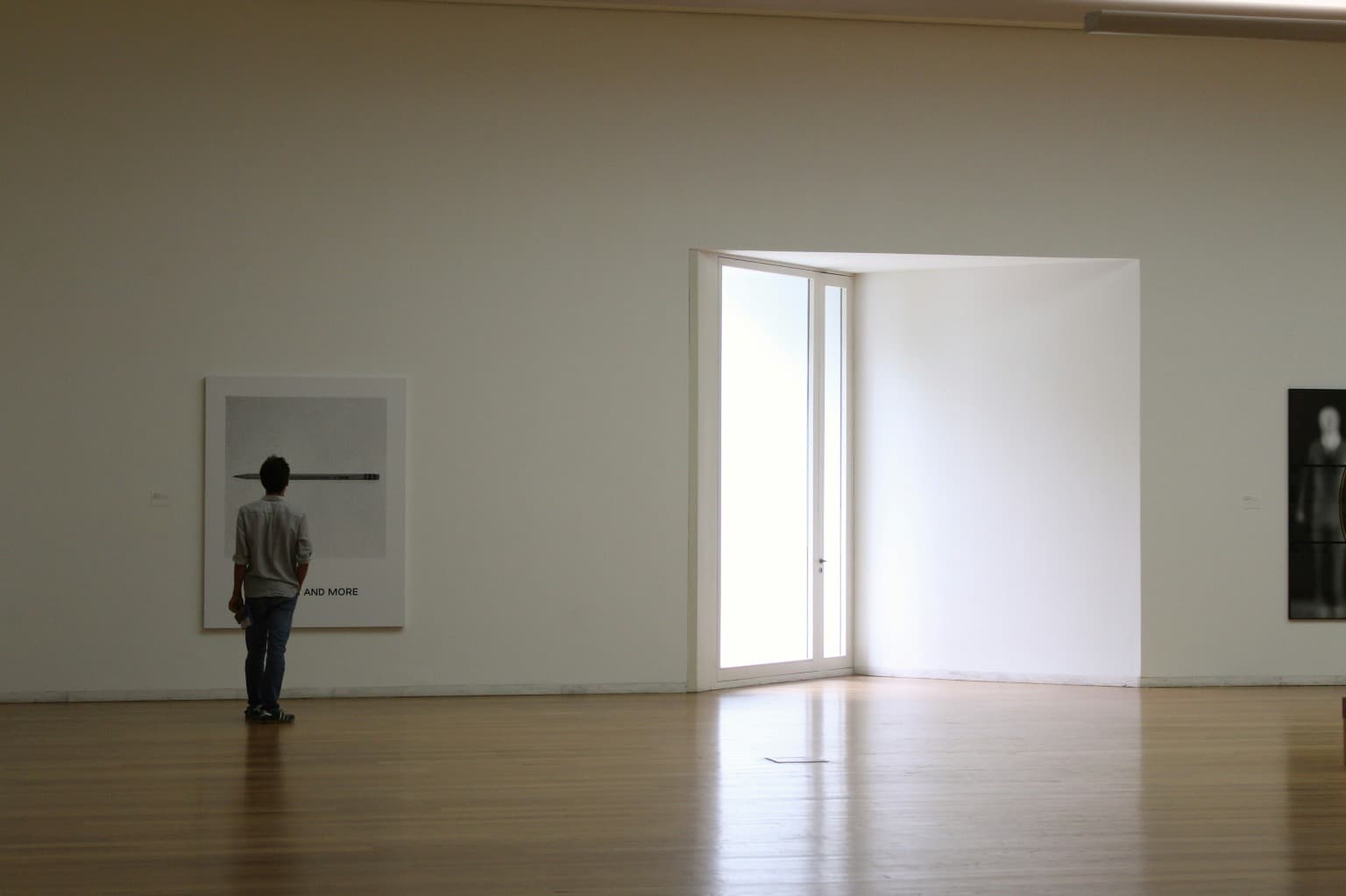 Le musée d'art contemporain présente régulièrement des expositions permanentes et temporaires d'artistes internationaux de renom.